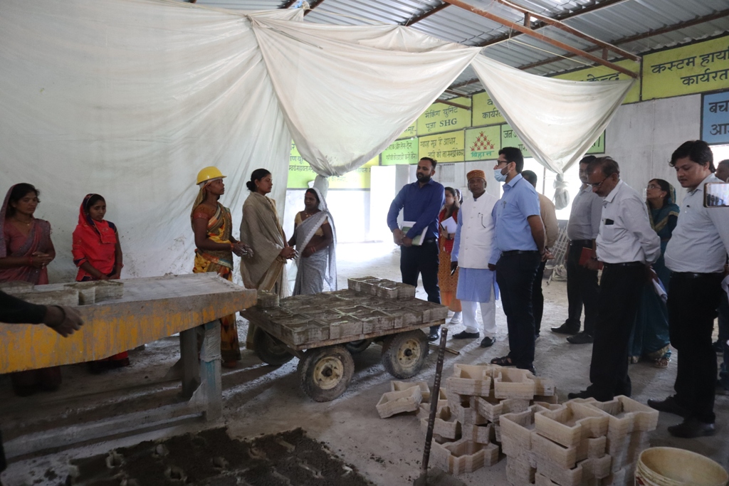 शासन की मंशानुरूप गौठान आजीविका से महिलाओं को मिल रही आर्थिक मजबूती कलेक्टर