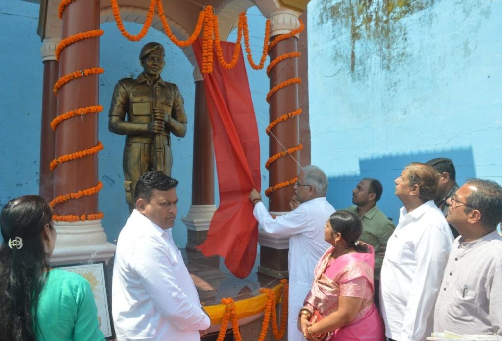 मुख्यमंत्री भूपेश बघेल ने शहीद रामस्वरूप चंद्राकर की प्रतिमा का किया अनावरण