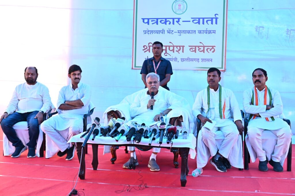 प्रेसवार्ता : हसौद,मैं पत्रकार मित्रों से भी अपील करता हूं कि वे इन खेल स्पर्धाओं का ज्यादा से ज्यादा प्रचार-प्रसार कर हमारी ग्रामीण प्रतिभाओं का उत्साह बढ़ाएं।मुख्यमंत्री