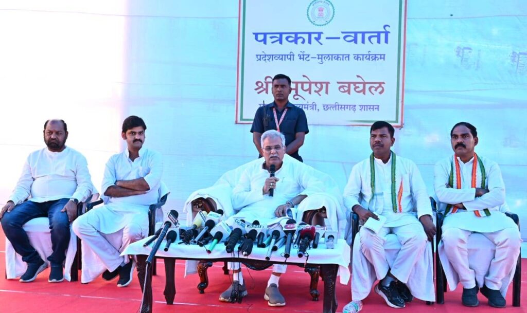 भेंट-मुलाकात: मुख्यमंत्री  भूपेश बघेल ने हसौद में ली अधिकारियों की बैठक