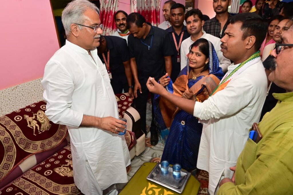 मुख्यमंत्री  भूपेश बघेल पहुंचे पिहरीद, रेस्क्यू ऑपरेशन से सुरक्षित निकाले गए नन्हे राहुल के परिवार से मिले