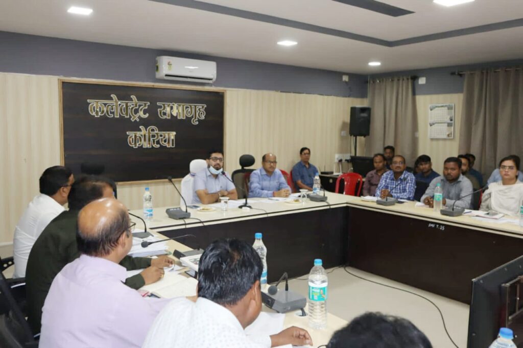 बेहतर शिक्षा और गुणवत्तापूर्ण अधोसंरचना बच्चों को उपलब्ध कराना हमारी प्राथमिकता, सजगता से अपने दायित्वों का निर्वहन करें – कलेक्टर