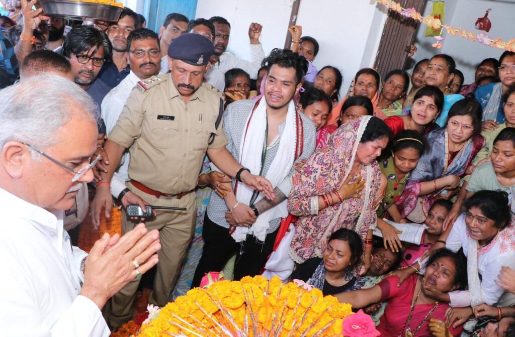 राजकीय सम्मान के साथ विधानसभा उपाध्यक्ष स्व. मनोज मण्डावी  को दी गई अंतिम विदाई