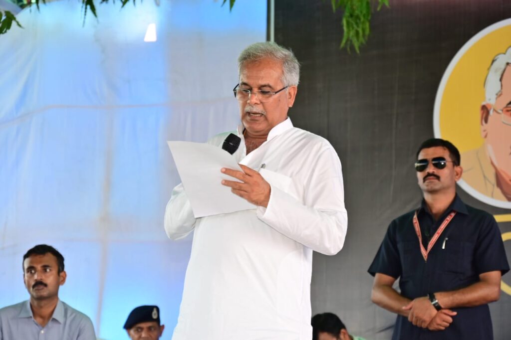 मुख्यमंत्री भूपेश बघेल ने भेंट मुलाकात में राज्य शासन की प्रमुख जनकल्याणकारी योजनाओं के क्रियान्वयन की जानकारी ग्रामीणों से ली।