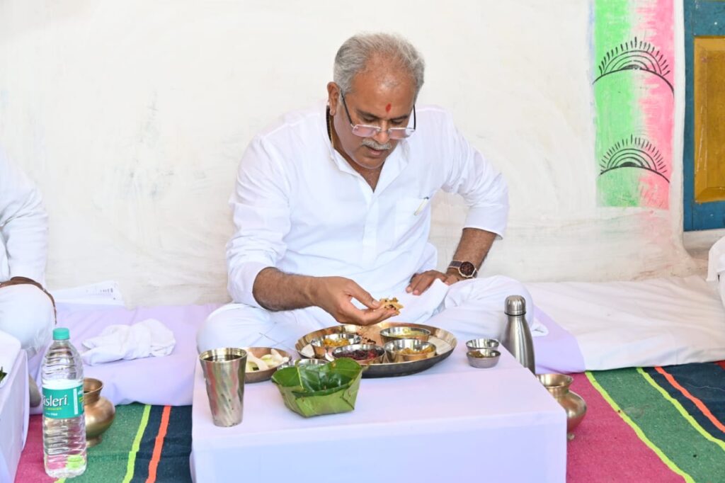 मुख्यमंत्री  बघेल ने बाबूलाल माली के  घर पहुचकर किया पारम्परिक छत्तीसगढ़िया भोजन