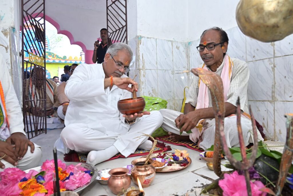 मुख्यमंत्री भूपेश बघेल ने ग्राम साराडीह में महानदी के तट पर बने शिव मंदिर का किया दर्शन