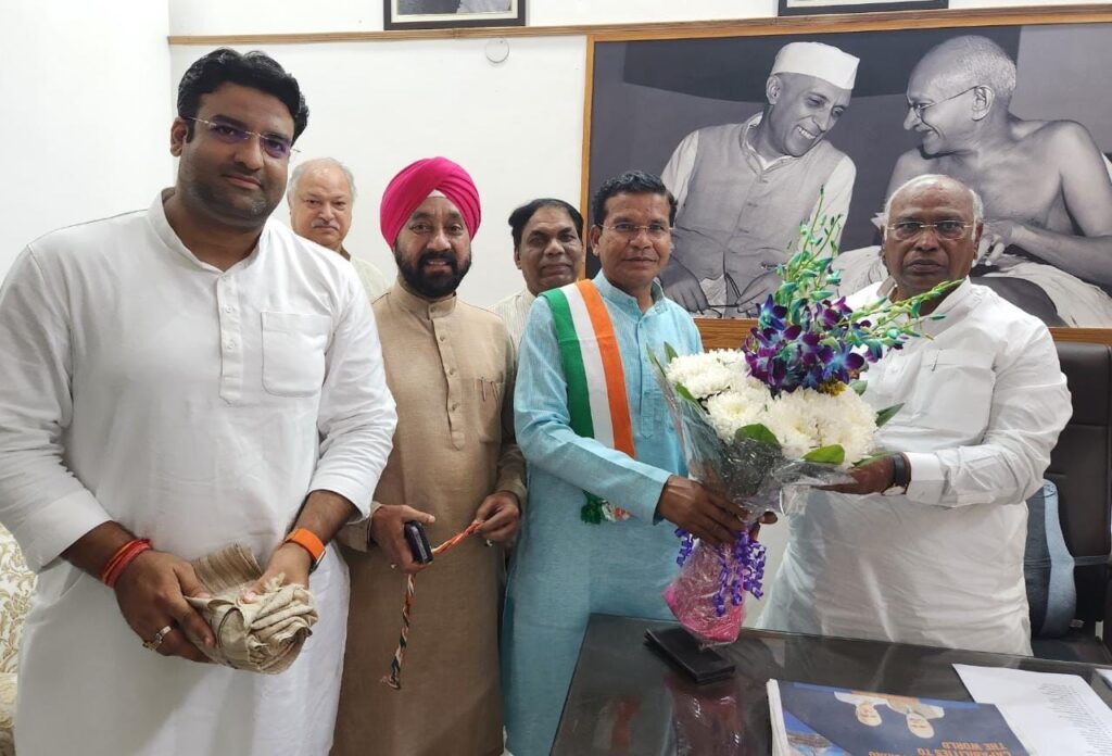 अखिल भारतीय कांग्रेस कमेटी के नवनिर्वाचित अध्यक्ष मलिकार्जुन खड़गे को मोहन मरकाम ने दी बधाई