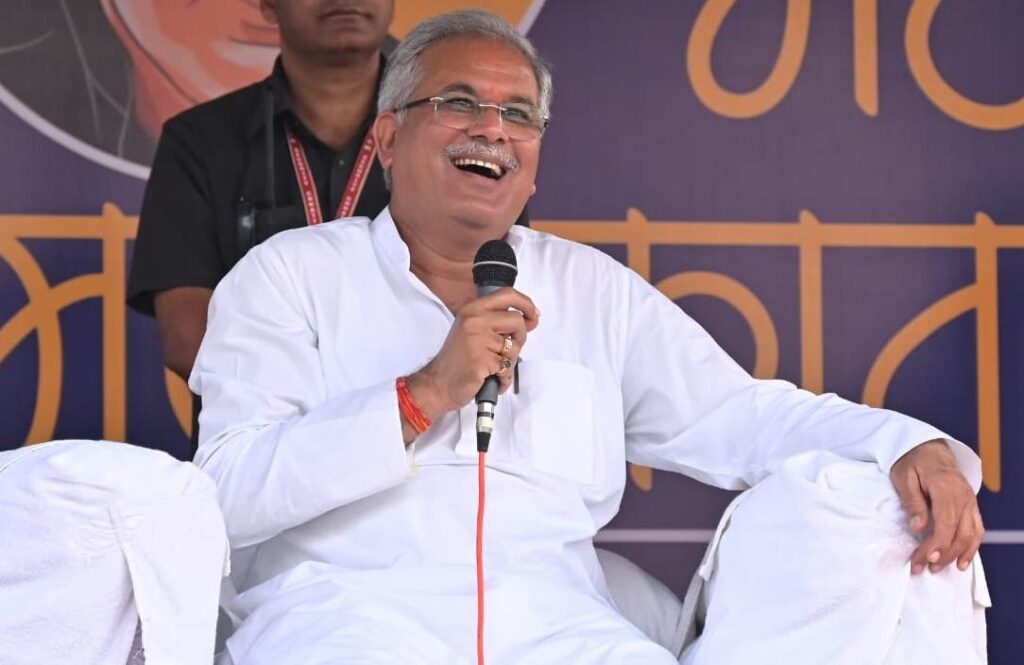 भेंट मुलाकात: मुख्यमंत्री  बघेल ने ग्राम केरा में ग्रामीणों से चर्चा कर योजनाओं के जमीनी स्तर पर क्रियान्वयन की ली जानकारी