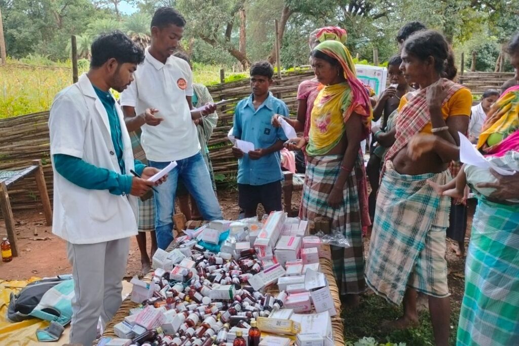 दुर्गम क्षेत्रों में पहुंचकर स्वास्थ्य सुविधाएं मुहैया करा रही है मेडिकल टीम