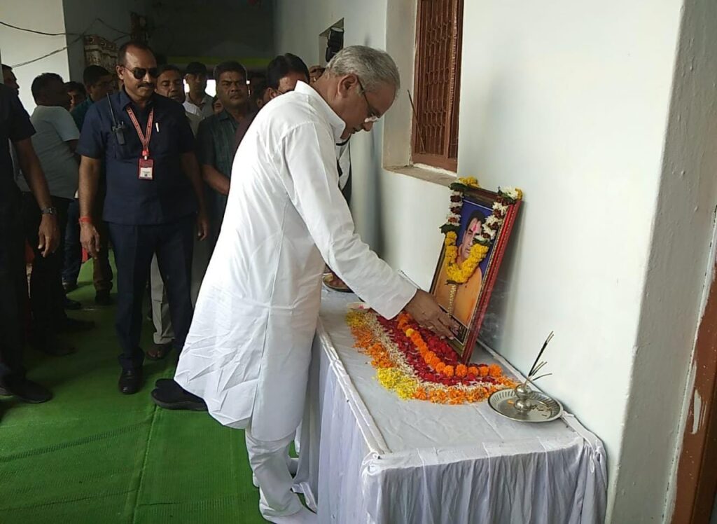 मुख्यमंत्री भूपेश बघेल पहुंचे ग्राम सांतरा, दाऊ ठाकुर राम चंद्राकर को अर्पित की श्रद्धांजलि