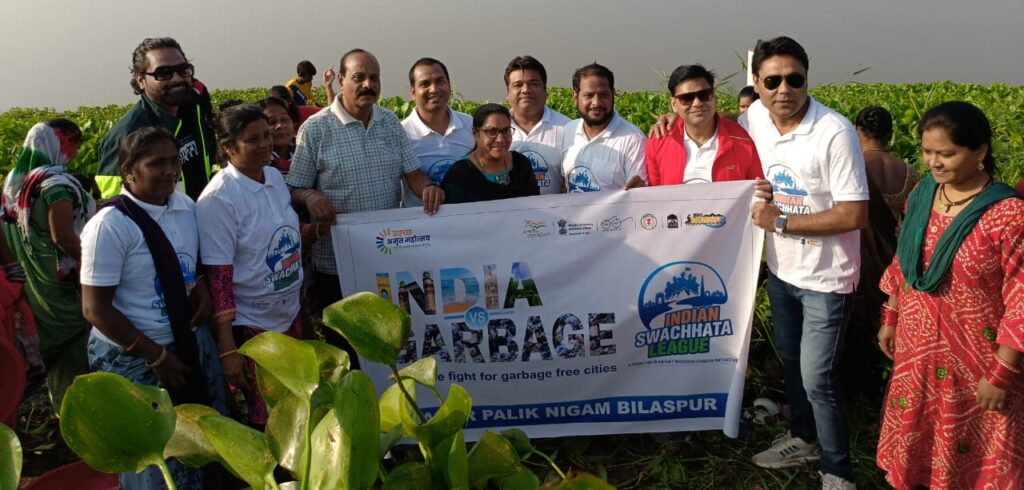 बिलासपुर नगर निगम के द्वारा छठ घाट में चलाए जा रहे सफाई अभियान में ब्रांड एंबेसडर अभिनेता अखिलेश पांडे ने महत्वपूर्ण भूमिका निभाई