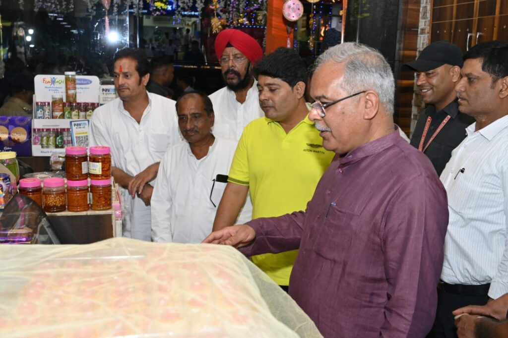 मुख्यमंत्री ने दीवाली मनाने गोल बाजार में मिट्टी के दीये खरीदे