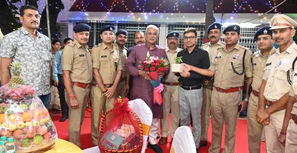 मुख्यमंत्री  भूपेश बघेल से रायपुर पुलिस प्रशासन के अधिकारियों ने मुलाकात कर दी दीपावली शुभकामनाएं
