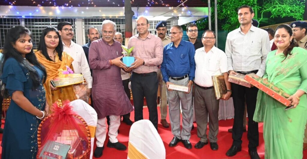 मुख्यमंत्री भूपेश बघेल से रायपुर जिला प्रशासन के अधिकारियों ने मुलाकात कर दीपावली की शुभकामनाएं दीं