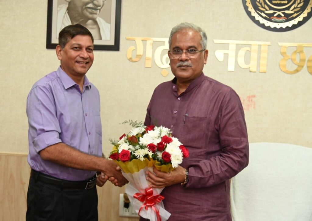 मुख्यमंत्री से जनप्रतिनिधियों, नागरिकों और अधिकारियों ने मिलकर दीं दीपावली की शुभकामनाएं