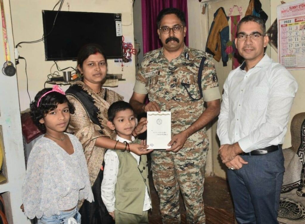 शहीदों के परिजनों तक पहुंचा मुख्यमंत्री का दिवाली का शुभकामना पत्र और उपहार