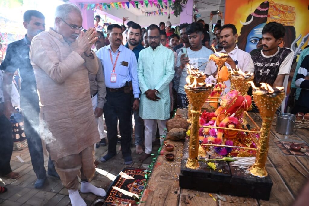 मुख्यमंत्री भूपेश बघेल ने  गौरा-गौरी की पूजा कर प्रदेशवासियों की सुख समृद्धि की कामना की