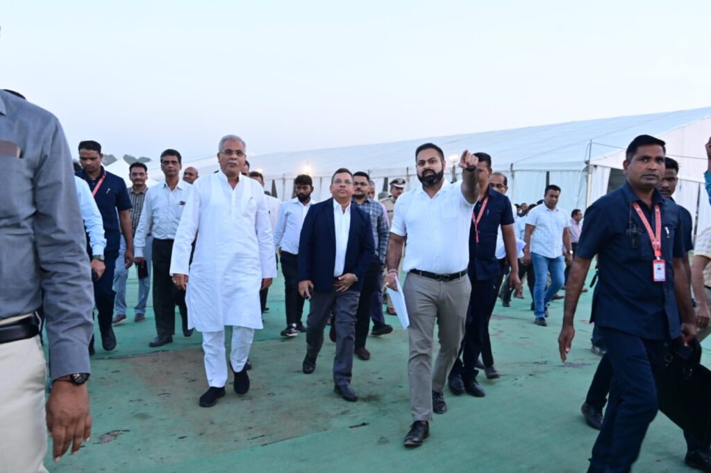 मुख्यमंत्री  भूपेश बघेल ने राज्योत्सव एवं आदिवासी नृत्व महोत्सव की तैयारियों का लिया जायजा