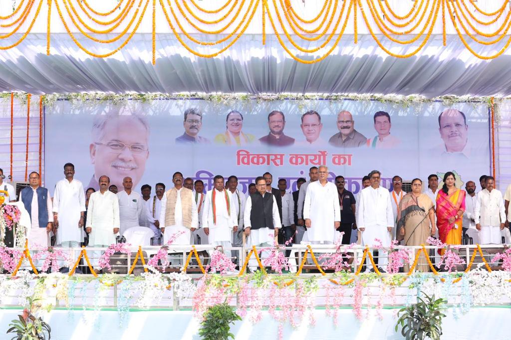 मुख्यमंत्री बघेल ने चारामा में आयोजित लोकार्पण और भूमिपूजन कार्यक्रम के मौके पर स्टॉलो का किया अवलोकन