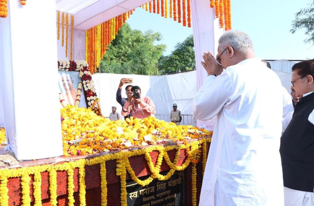मुख्यमंत्री ने स्वर्गीय  मनोज सिंह मण्डावी की समाधि पर पुष्प अर्पित कर उन्हें दी श्रद्धांजलि