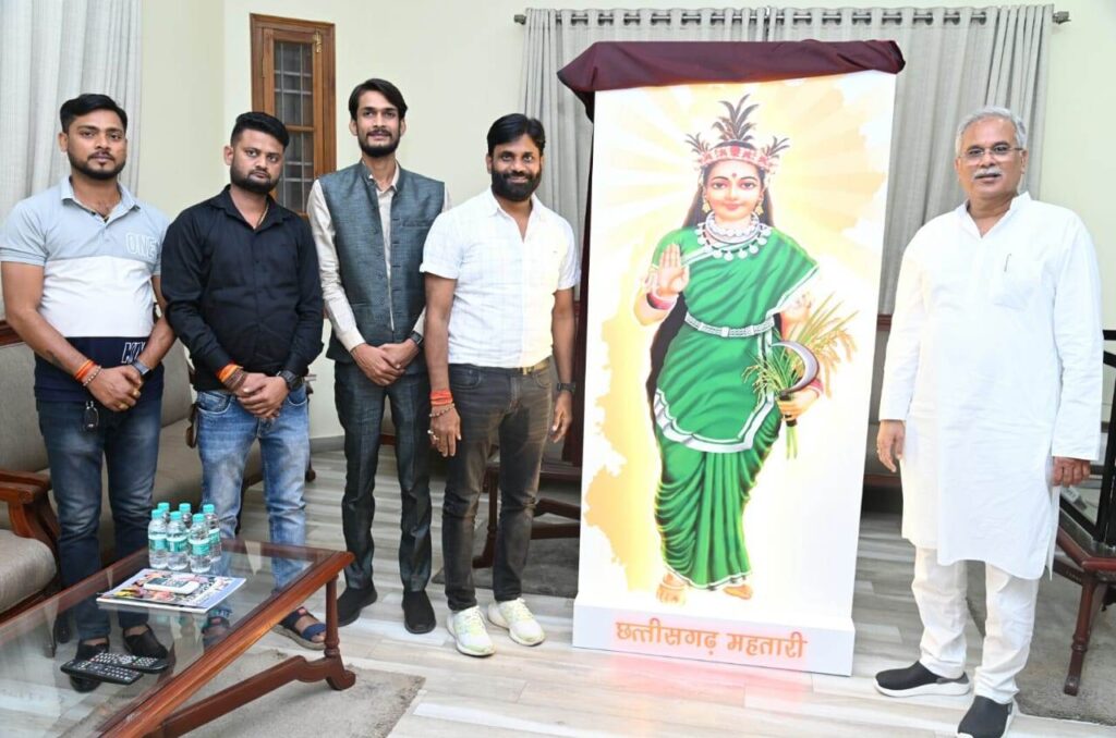 मुख्यमंत्री को  विनोद तिवारी ने छत्तीसगढ़ महतारी का एलईडी पोट्रेट किया भेंट
