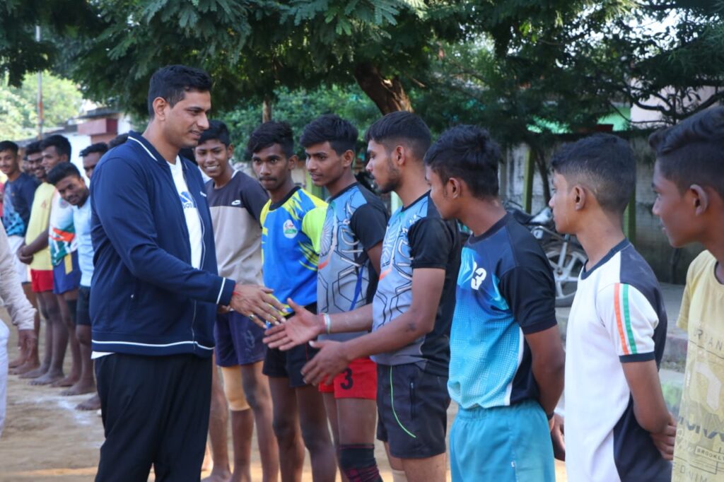 सुबह पम्प हाउस ग्राउंड पहुंचे विधायक देवेंद्र यादव, आम जनों से की चाय पर चर्चा