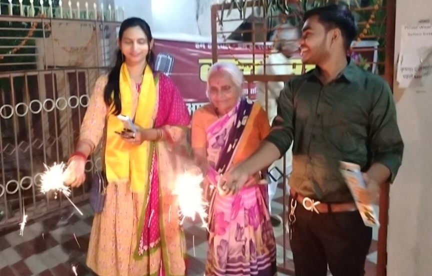 एक दिवाली खुशियों वाली, वक्ता मंच ने वृद्धाश्रम में दीपावली मनाई