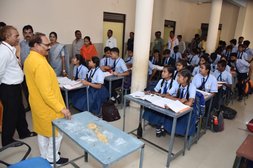 शिक्षामंत्री डॉ.टेकाम ने किया नगरी के स्वामी आत्मानंद स्कूल और कमार छात्रावास का निरीक्षण