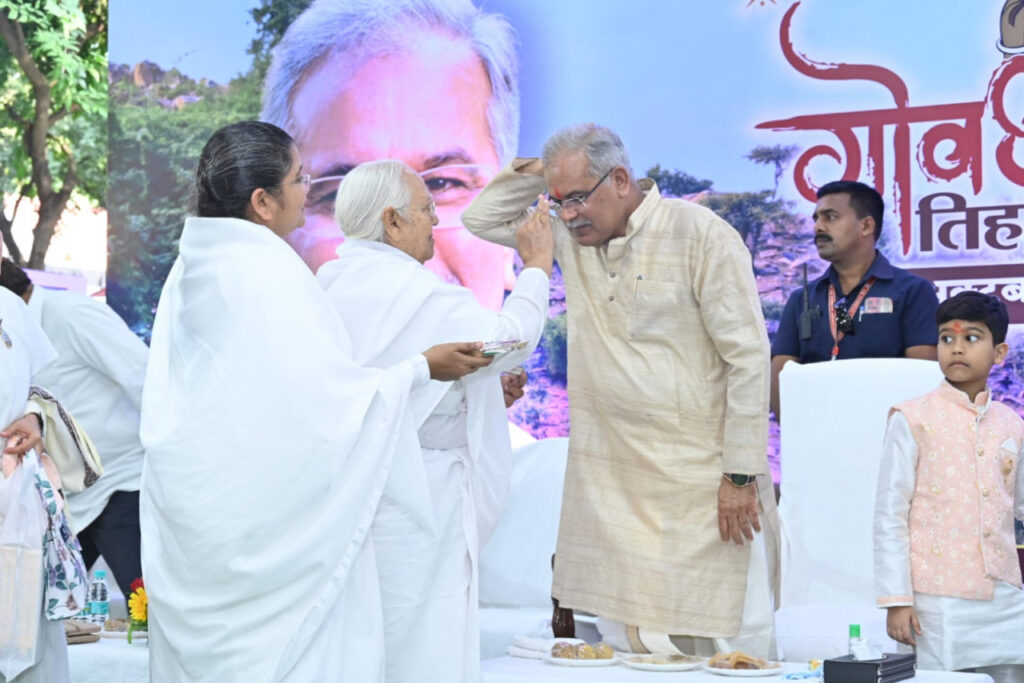 प्रजापिता ब्रम्हकुमारी ईश्वरीय विश्वविद्यालय की बहनों ने मुख्यमंत्री भूपेश बघेल को श्रीफल एवं मिठाई देकर दीपावली की शुभकामना दी