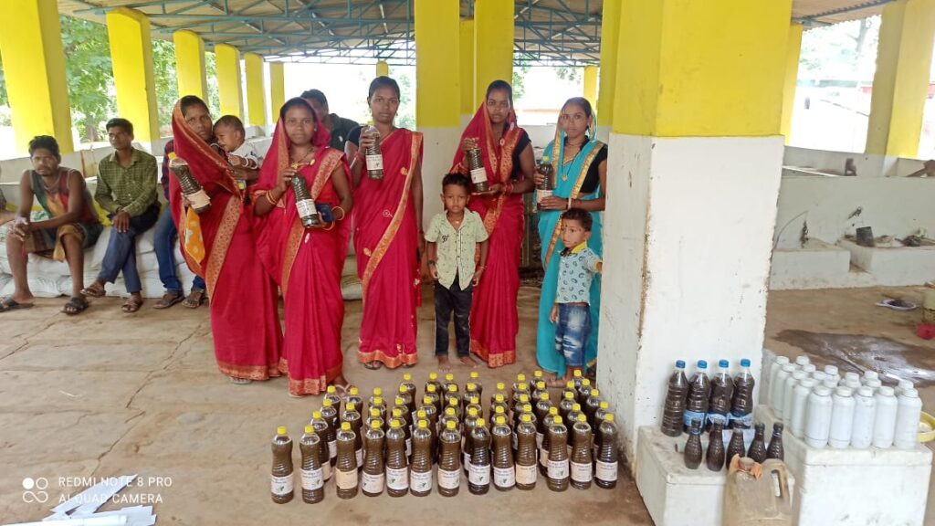 कोरबा : कोरबा जिले के गौपालक 4 रुपए प्रति लीटर में गौ मूत्र बेचकर कमा रहे आर्थिक लाभ