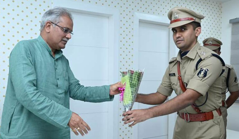 मुख्यमंत्री से आईपीएस अधिकारियों ने की सौजन्य मुलाकात