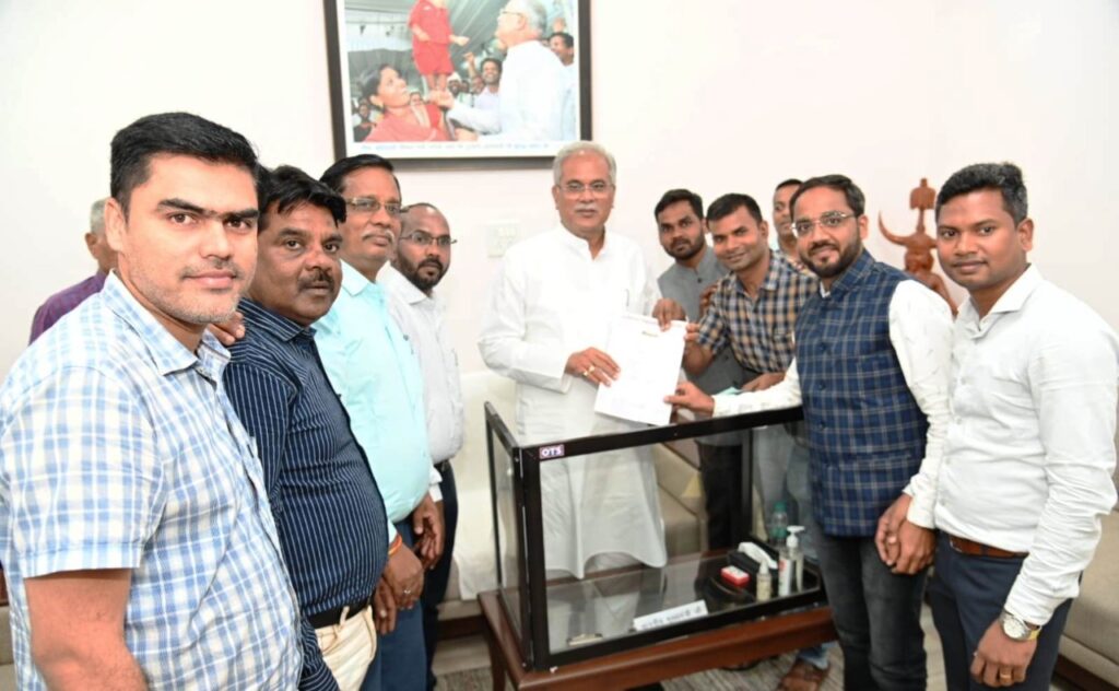 दीपावली पूर्व कर्मचारी हितैषी निर्णय हेतु मुख्यमंत्री से मिलकर मंत्रालयीन कर्मचारी संघ ने जताया आभार