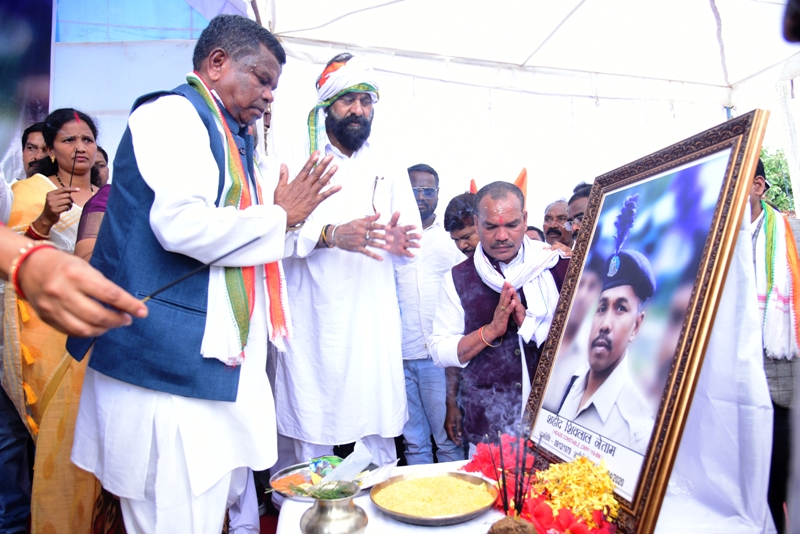 उद्योग मंत्री कवासी लखमा ने किया शहीद शिवलाल नेताम के प्रतिमा का अनावरण