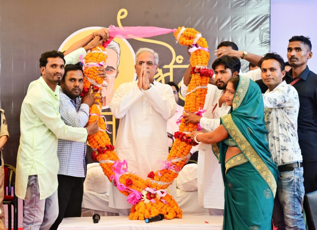 भेंट-मुलाकात: हमारी सरकार लोगों के जेब में पैसा डालने का काम कर रही: मुख्यमंत्री भूपेश बघेल