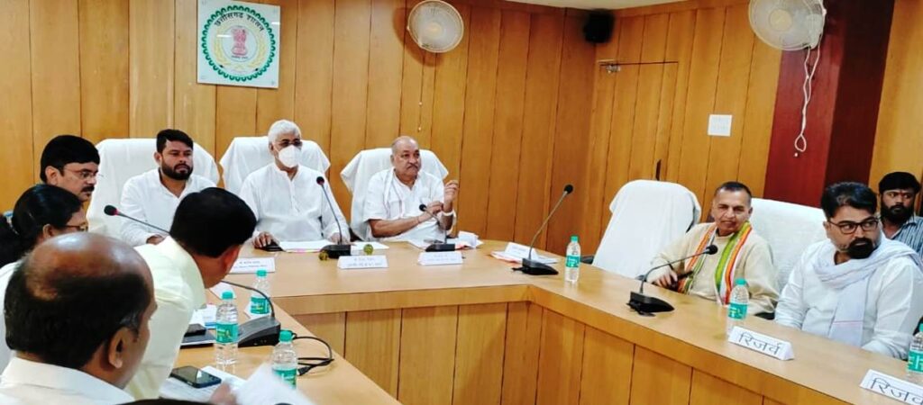 सरकार की फ्लैगशिप योजनाओं का बेहतर क्रियान्वयन सुनिश्चित करें : टी.एस.सिंहदेव