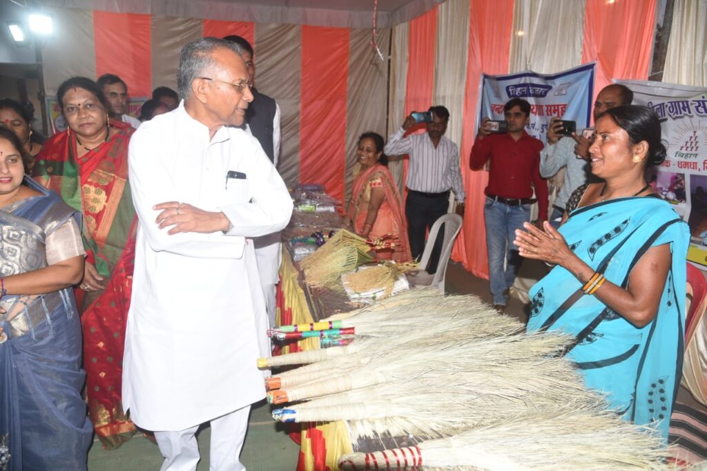 दुर्ग  : गृह मंत्री ताम्रध्वज साहू ने की बिहान बाजार में शॉपिंग, मशरूम मोदक और धान की झालर तथा फ्लोटिंग दीये लिए