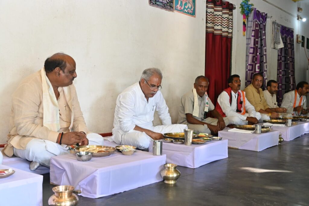 मुख्यमंत्री भूपेश बघेल ने किसान वेदराम के घर पर लिया छत्तीसगढ़िया भोजन का स्वाद