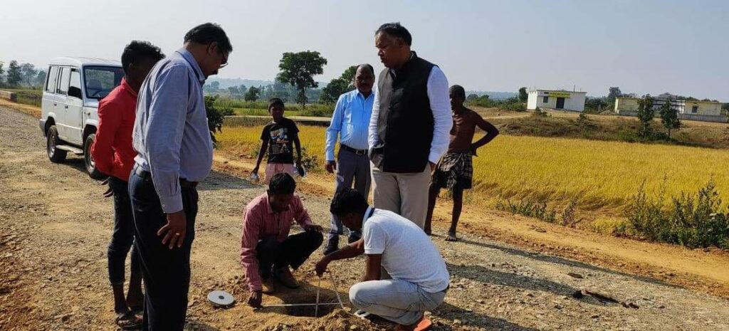 मनेन्द्रगढ़-चिरमिरी अंचल में युद्ध स्तर पर जारी है दर्जनभर सड़कों का निर्माण एवं जीर्णाेद्धार