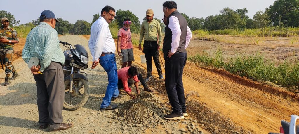 कलेक्टर ध्रुव ने सड़क संधारण कार्यों का किया निरीक्षण