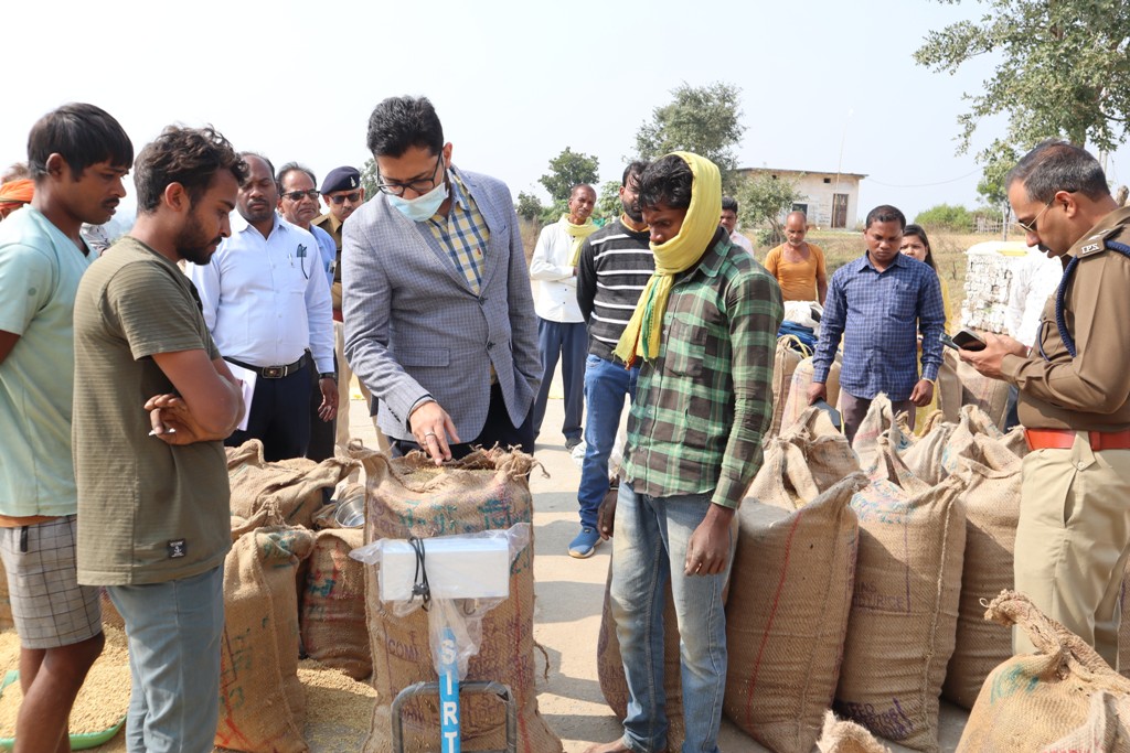 पोंडी, जिल्दा और बैमा धान खरीदी केंद्रों का औचक निरीक्षण, कलेक्टर ने अपने सामने कराया तौल और नमी की जांच