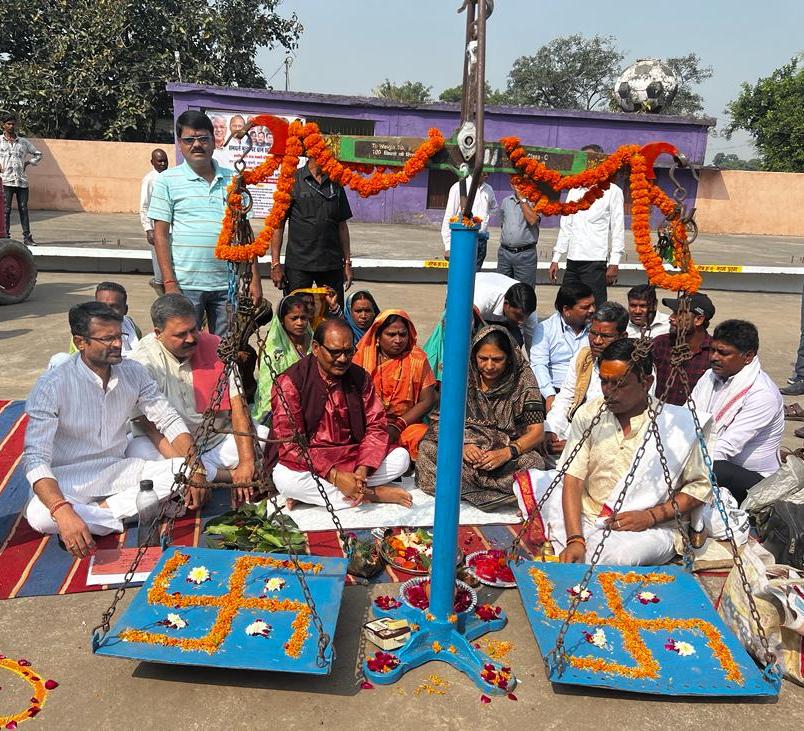 सहकारिता मंत्री डॉ. टेकाम ने कृषि सहकारी समिति कुम्हारीमें किया धान खरीदी का शुभारंभ