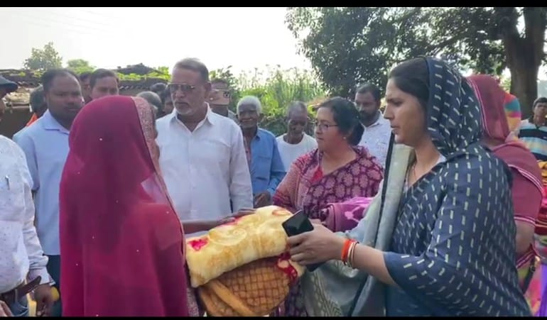 विधायक अंबिका सिंह देव व नगर पालिका परिषद नेता प्रतिपक्ष अन्नपूर्णा प्रभाकर सिंह पहुंची पंडो बस्ती दत्तक पुत्र को बांटे  गर्म कपड़े