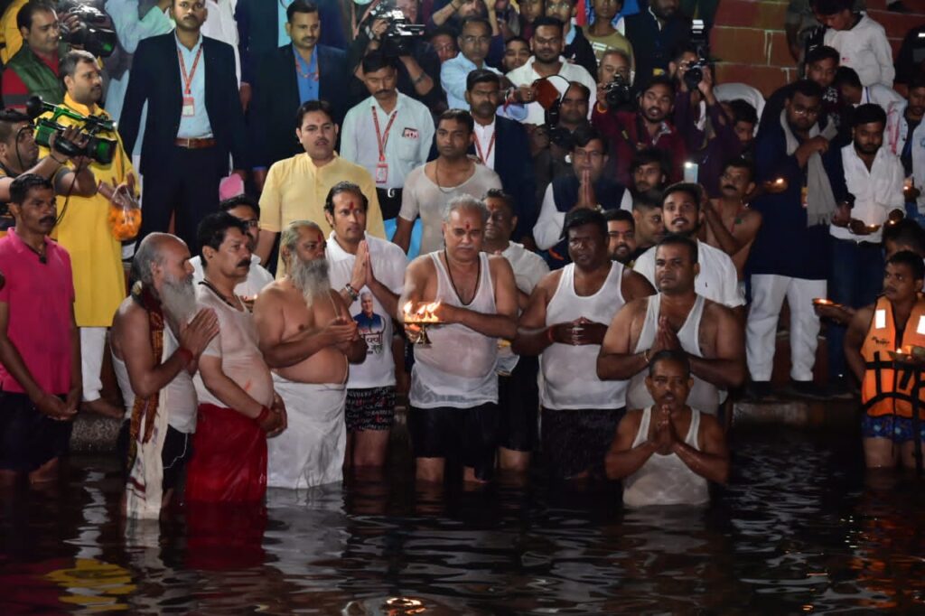 मुख्यमंत्री भूपेश बघेल ने खारून नदी के महादेव घाट में किया कार्तिक पूर्णिमा स्नान