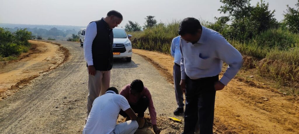 मनेन्द्रगढ़-चिरमिरी अंचल में युद्ध स्तर पर जारी है दर्जनभर सड़कों का निर्माण एवं जीर्णोद्धार