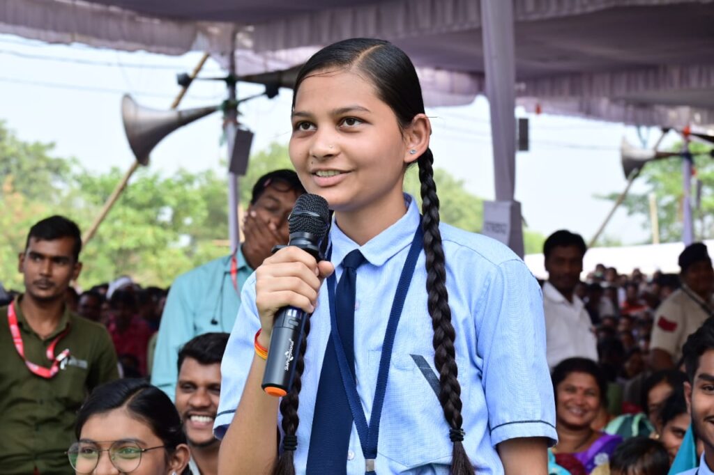 फर्राटेदार अंग्रेजी में तान्या ने रखी अपनी बात, मुख्यमंत्री ने कहा- बच्चों को ऐसे बात करते देख मिलती है खुशी