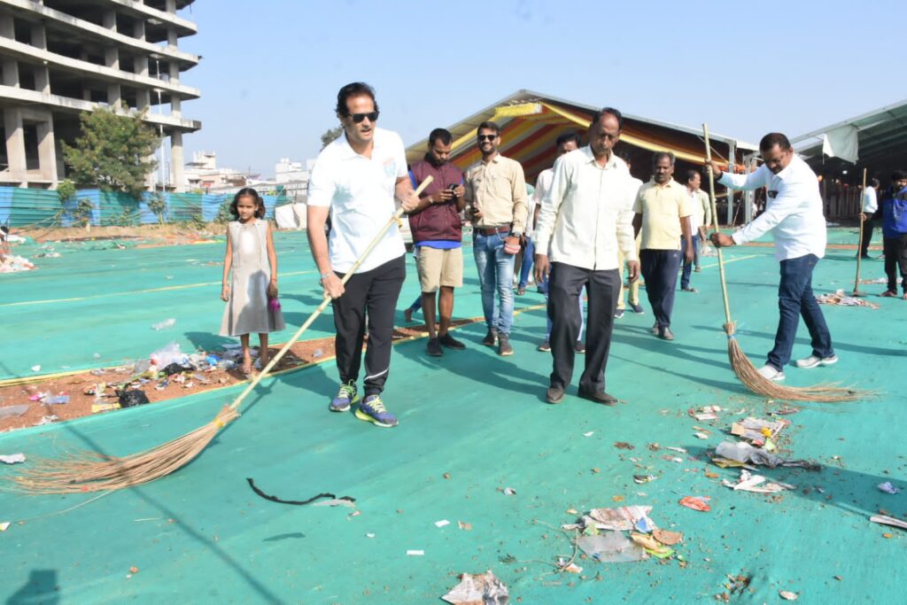 श्री शिव महापुराण समापन के बाद कथा स्थल पहुंचकर क्षेत्रीय विधायक विकास उपाध्याय ने स्वयं की कार्यक्रम स्थल की सफाई