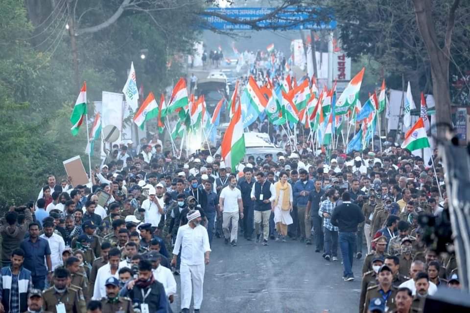 भारत जोड़ों यात्रा: बाइक में सवार राहुल गांधी के साथ दौड़ते दिखाई दिए  भिलाई नगर विधायक देवेंद्र यादव