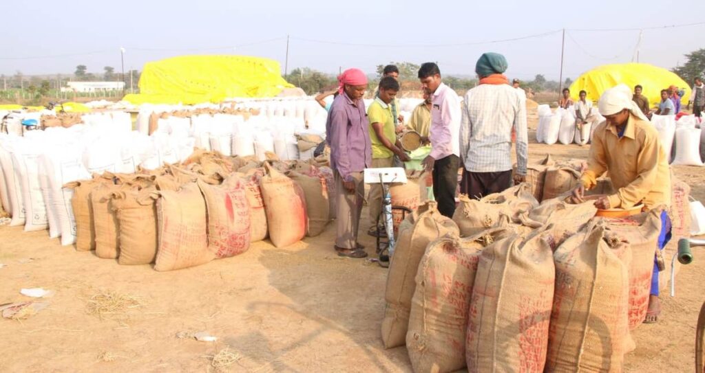 प्रदेश में धान खरीदी के साथ-साथ कस्टम मिलिंग के लिए तेजी से हो रहा उठाव