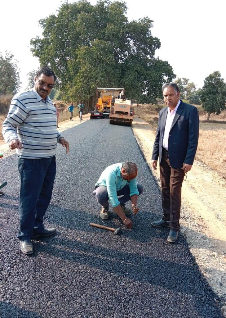 कलेक्टर  ध्रुूव ने सड़क निर्माण में अमानक गिट्टी के उपयोग पर लगायी रोकहॉट मिक्स प्लांट में गिट्टी से भरे कन्टेनर को तत्काल हटवाने के निर्देश