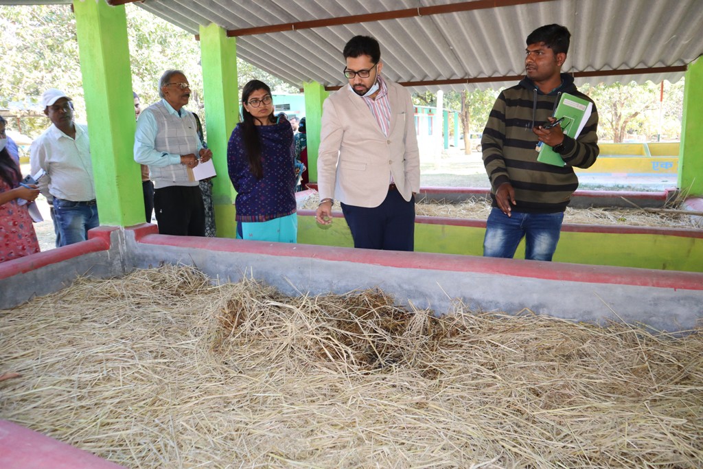 पोंडी और रजौली ग्राम गौठान का कलेक्टर श्री लंगेह ने किया निरीक्षण, समूह की दीदियों से सीधे संवाद कर जानी उनकी सफलता